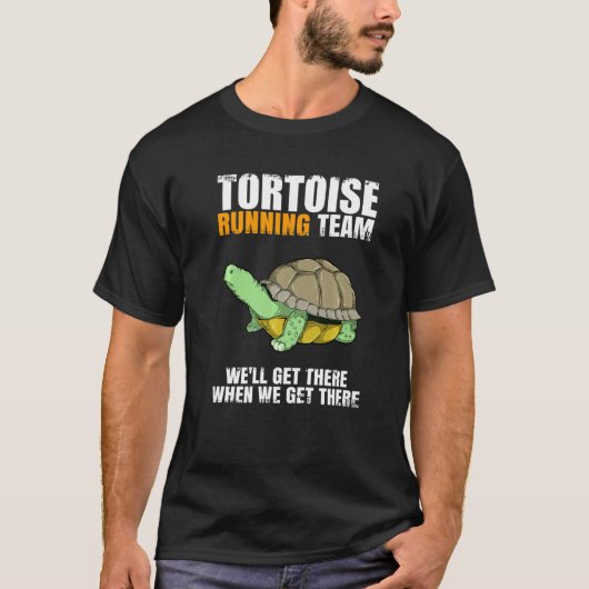 カメが走るチーム カメ 陸上部 陸上 Funny Saying Tシャツ (正面)