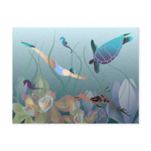 カメで水中を泳ぐ女性