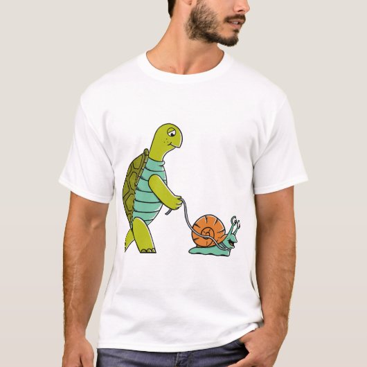 カメとカタツムリの面白い動物 Tシャツ (正面)