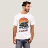 カメになれるなら自分らしく生きよう、楽しい Tシャツ (正面フル)