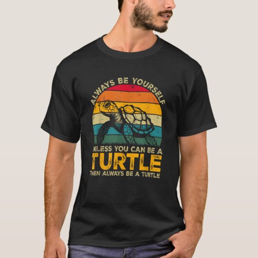 カメになれるなら自分らしく生きよう 面白いカメ Tシャツ (正面)
