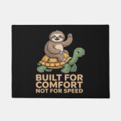 カメに乗るナマケモノの面白グッズ ドアマット (正面)