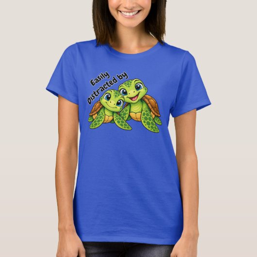 カメに気を取られる | かわいい海洋生物Tシャツ Tシャツ (正面)