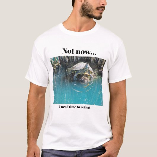 カメのユーモアが湖の動物を映し出す Tシャツ (正面)