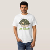 カメの殻に隠れてひとりにして Tシャツ (正面フル)