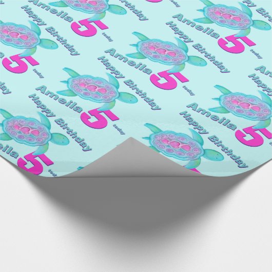 カメの芸術のピンクの水の年齢の名前の第5誕生日の覆い ラッピングペーパー (角)