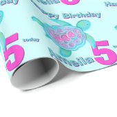 カメの芸術のピンクの水の年齢の名前の第5誕生日の覆い ラッピングペーパー (ロールコーナー)