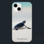 カメビーチの旅パーソナライズされた名 |自然 Case-Mate iPhone 14ケース<br><div class="desc">このデザインはベビー亀が登場し、海への道を歩いて生まれいる。[文字]ボックスで文字を編集するか、名前のない文字を削除してパーソナライズする。#turtle #sealife #ocean #seaturtle #leatherback #beach #sealife #personalized #iPhonecase</div>