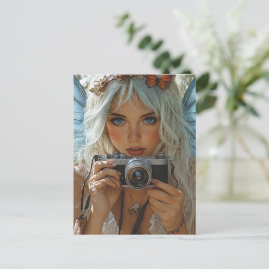 カメラで愛らしいそばかすの妖精 ポストカード (スタンド正面)