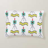 カメラとフィルムストリップを使用したシームレスなパターン アクセントクッション (裏面)