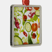 カメラに落ちている新しいミックスサラダの野菜 メタルオーナメント (右)