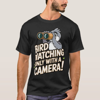 カメラのみでバードウォッチングする野鳥写真家 Tシャツ