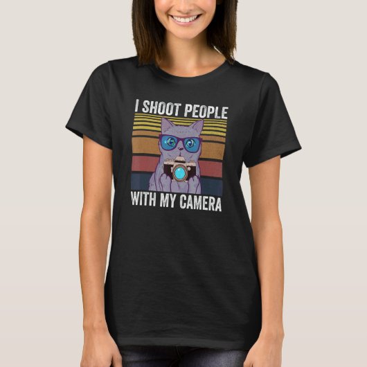 カメラの猫の写真で人物を撮影する写真家 Tシャツ (正面)