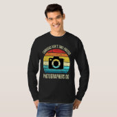 カメラは写真を撮らない写真家は写真を撮る Tシャツ (正面フル)
