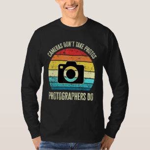 カメラは写真を撮らない写真家は写真を撮る Tシャツ