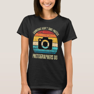 カメラは写真を撮らない写真家は写真を撮る Tシャツ