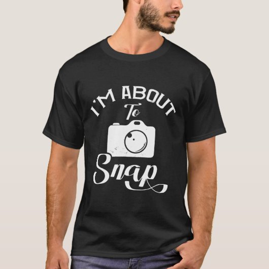カメラをスナップしようとしている写真 Tシャツ (正面)