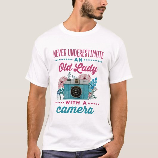 カメラを持ったおばあちゃんは過小評価しないで Tシャツ (正面)