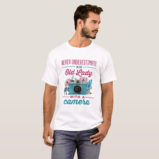 カメラを持ったおばあちゃんは過小評価しないで Tシャツ (正面フル)