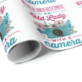 カメラを持ったお婆さんを決して過小評価しない ラッピングペーパー (ロールコーナー)
