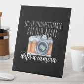 カメラを持った老人 台座サイン (インサイチュ)