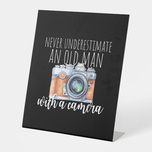 カメラを持った老人 台座サイン (正面)