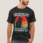 カメラを持つおじいちゃんをナシにしない Tシャツ (正面)