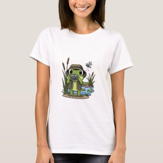 カメラを持つかわいいカエルとトンボ Tシャツ (正面)