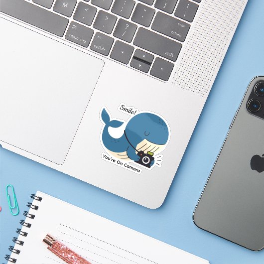 カメラを持つかわいいクジラ シール (ノートパソコンとiPhone)