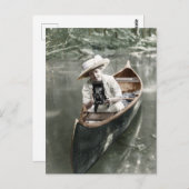 カメラを持つカヌーの若い女性 ポストカード (正面/裏面)