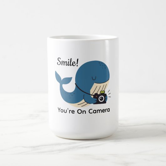 カメラを持つ可愛いクジラ コーヒーマグカップ (中央)