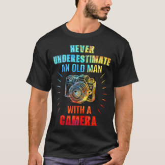 カメラを持つ老人の写真を見くびるな Tシャツ