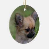 カメラを見ている長い髪のチワワの子犬 セラミックオーナメント (右)