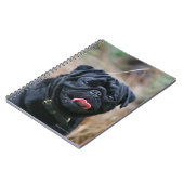 カメラを見ている間喘ぐ黒いパグ ノートブック (左側)