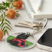 カメラを見ている黒いポメラニア犬の子犬 キーホルダー (正面右)