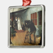 カメラマンで結婚します、1878-9年 メタルオーナメント (左)