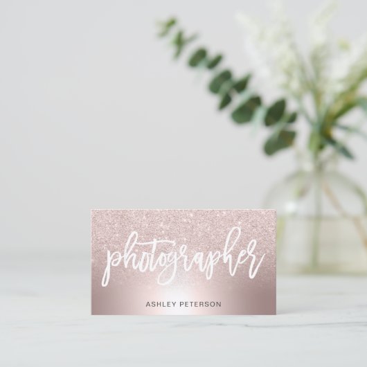 カメラマンのばら色の金ゴールドのグリッターのグラデーションな金属ホイル 名刺 (スタンド正面)
