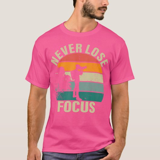 カメラマン カメラ フォーカスを失わない 写真 Tシャツ (正面)