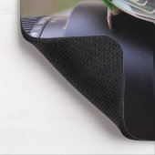 カメラレンズに黄色、緑、青のエキゾチックな鳥 マウスパッド (コーナー)