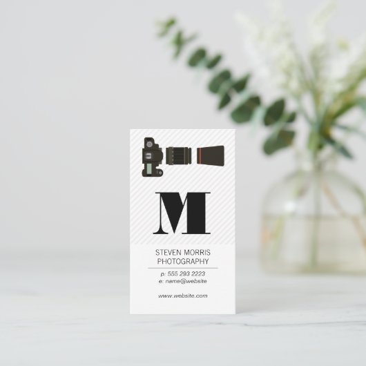 カメラレンズ |モノグラム 名刺 (スタンド正面)