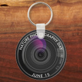 カメラレンズ、自然撮影日 キーホルダー (正面)