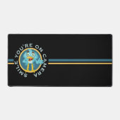 カメラ上の青色漫画スマイル デスクマット (正面)