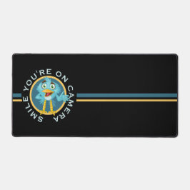 カメラ上の青色漫画スマイル デスクマット