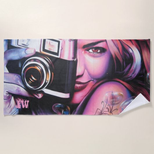 カメラ付きモノグラムグラフィッティ女性 ビーチタオル (正面)