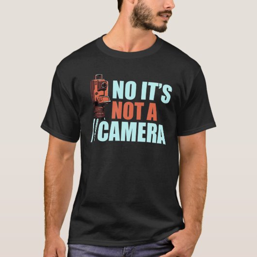 カメラ用地測量士おもしろいCaではない Tシャツ (正面)