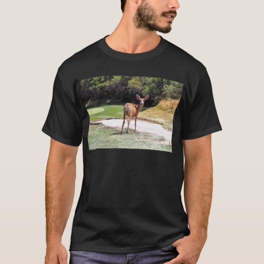 カメラ目線の鹿 自然 Tシャツ (正面)
