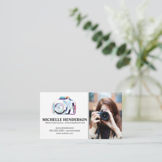 カメラ芸術的のロゴ | 女性保持カメラ 名刺 (スタンド正面)