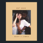 カメルミニマルカスタムリスト文字 ポスター<br><div class="desc">Camel Beigeミニマルカスタムリスト写真文字カップルのポスターは、大きな白い宇宙フレーム、カップル/新婚の名前と婚約年を特徴モダンと、サンシンプルセリフフォントと写真パーソナライズされた。カップル、新婚結婚者、ブライダルシャワーのための完璧な婚約と家庭の温暖化パーティーギフトを作成し、それを記念として使用し、このテンプレートとあなたの人生の異常なイベントのための思い出を楽しんでスタイリッシュすクール。</div>