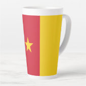 カメルーンの愛国的な国旗 カフェラテマグ (右アングル)