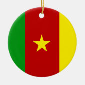 カメルーンの緑の赤と金ゴールド国旗と星 セラミックオーナメント (正面)